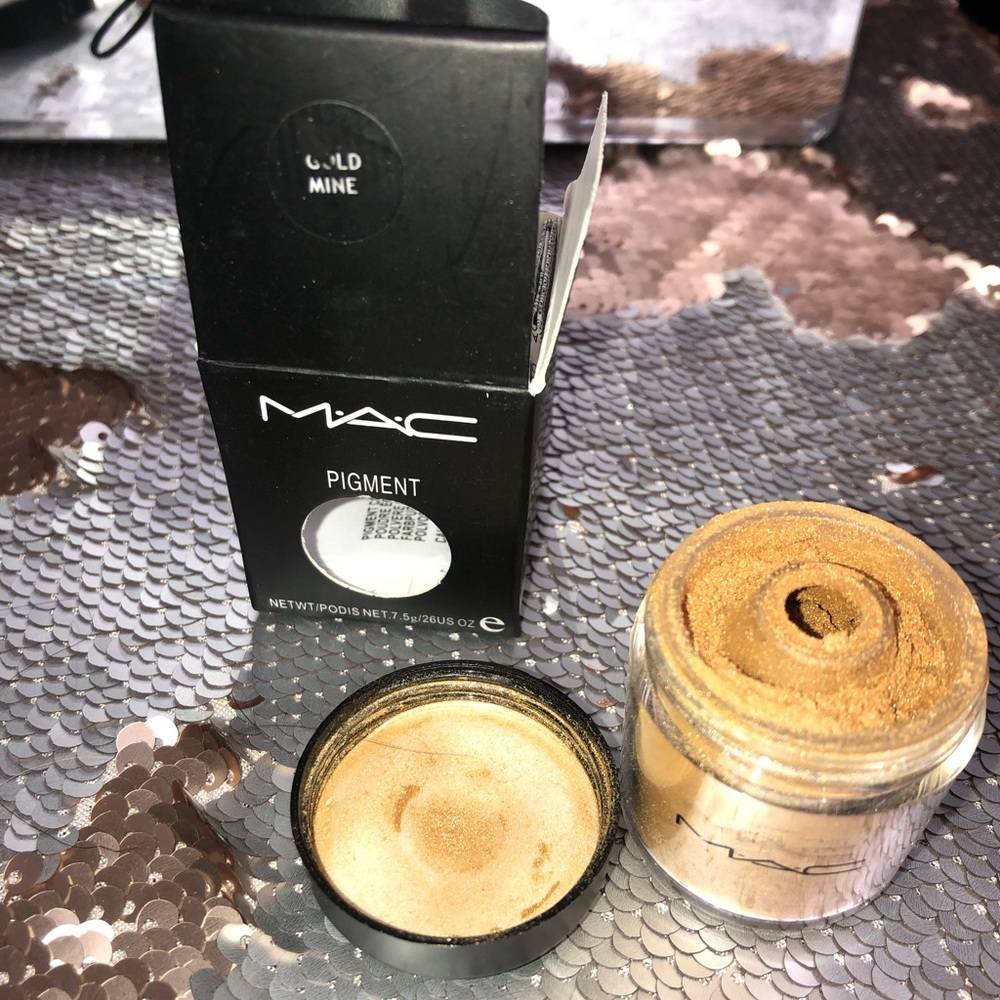 M.A.C. Eye pigment products